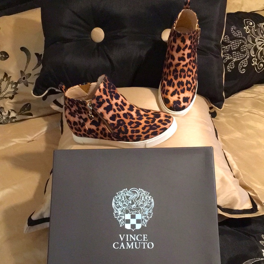 EUC Sold Out Vince Camuto Hendia Natural Leopard Microsuede Wedge Sneakers